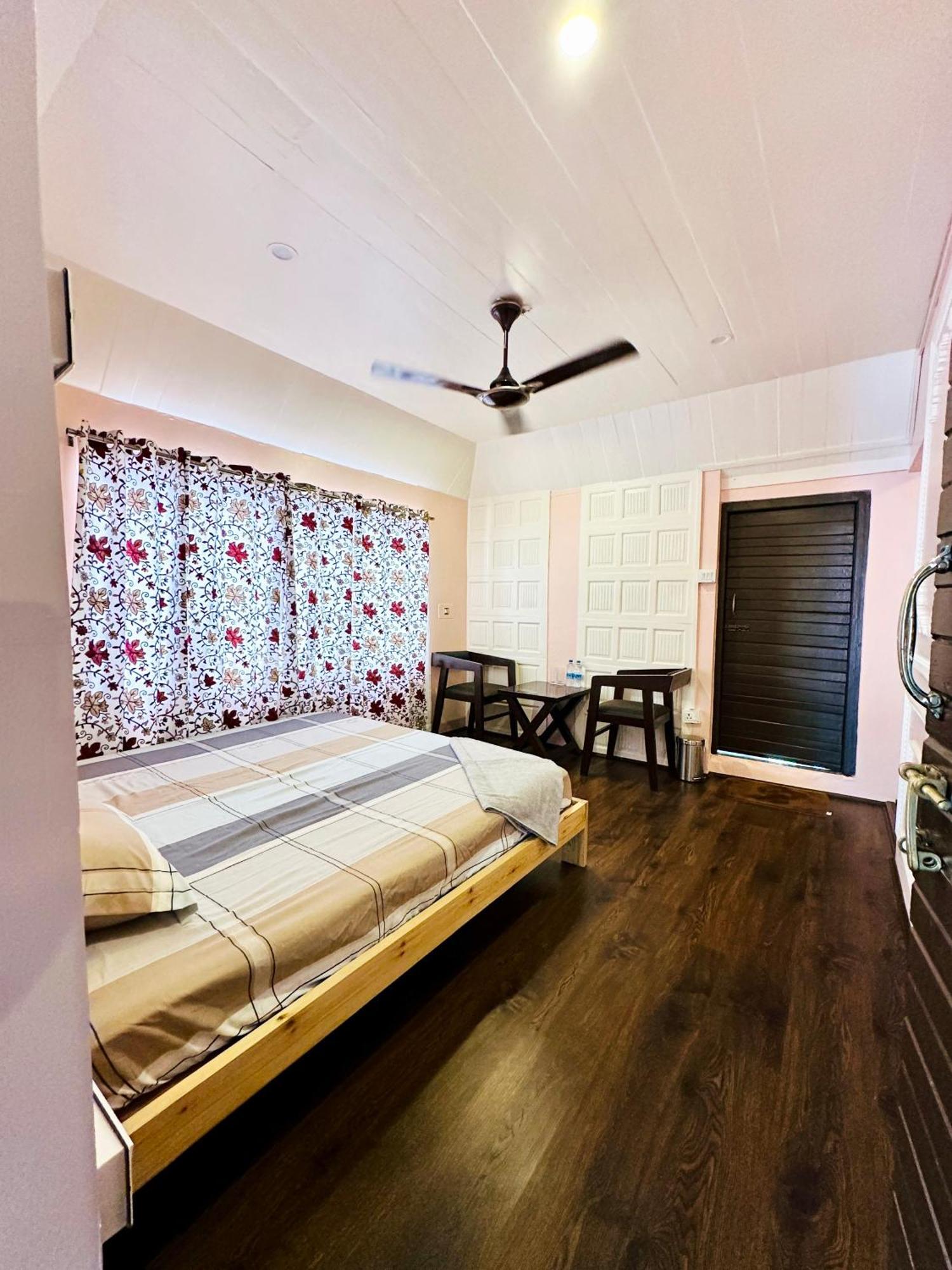 The Chinar Retreat Hut Hotel Srinagar  Bagian luar foto